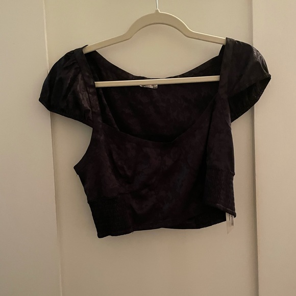 Elegant Black Skirt And Top Set - Picture 3 of 5